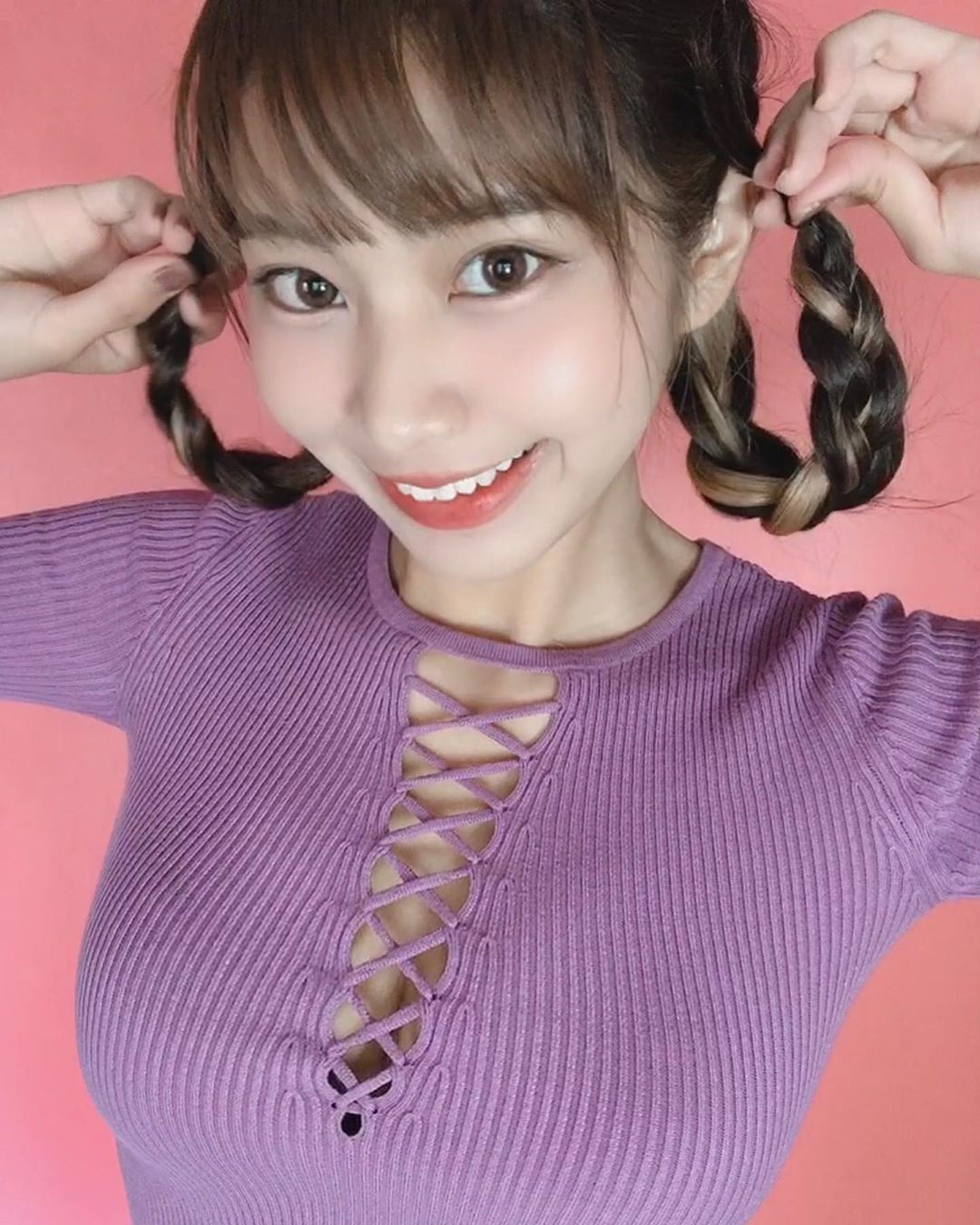日系童顏制服妹「DJ NOMA」下半身失蹤辣露蜜大腿　豐潤肉彈身材讓人看了好上火