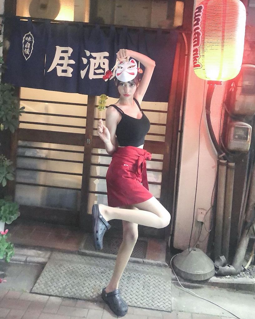 【GG扑克】日本美豔正妹激似「Anglebaby」，低胸禮服展現「渾圓深溝」！