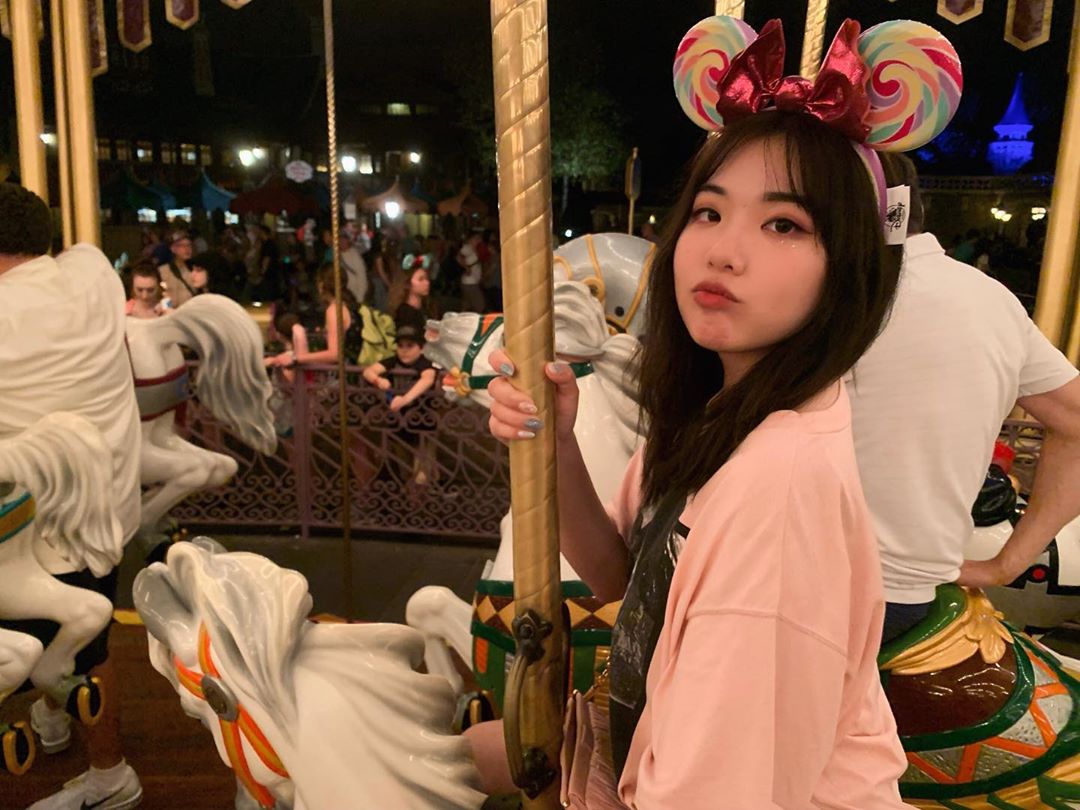 看來還是未成年的少女 Yutong - 美女圖 -