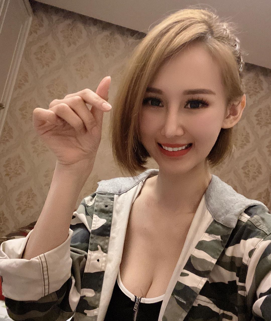 是老師也是DJ！「格鬥美少女Riva」武力值超高，32E爆乳一出哪個學生不乖乖聽話！