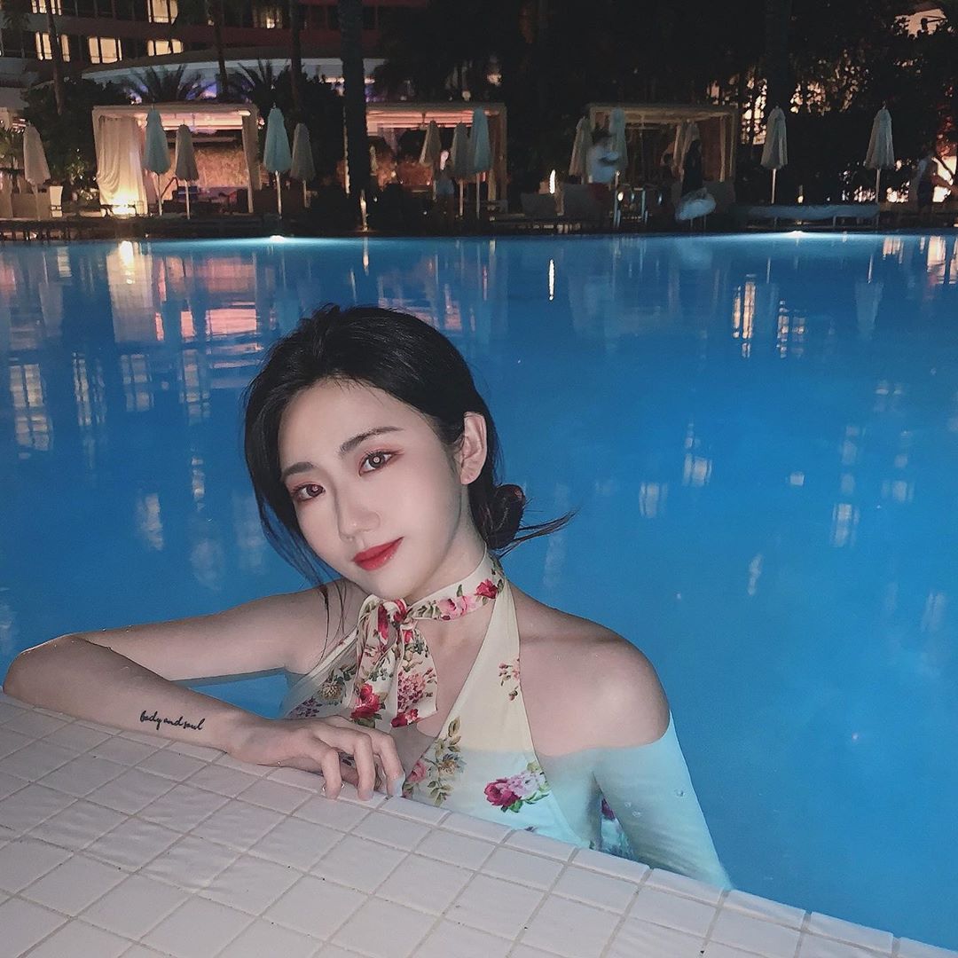 這種臉很想捏一下 Jullie - 美女圖 -