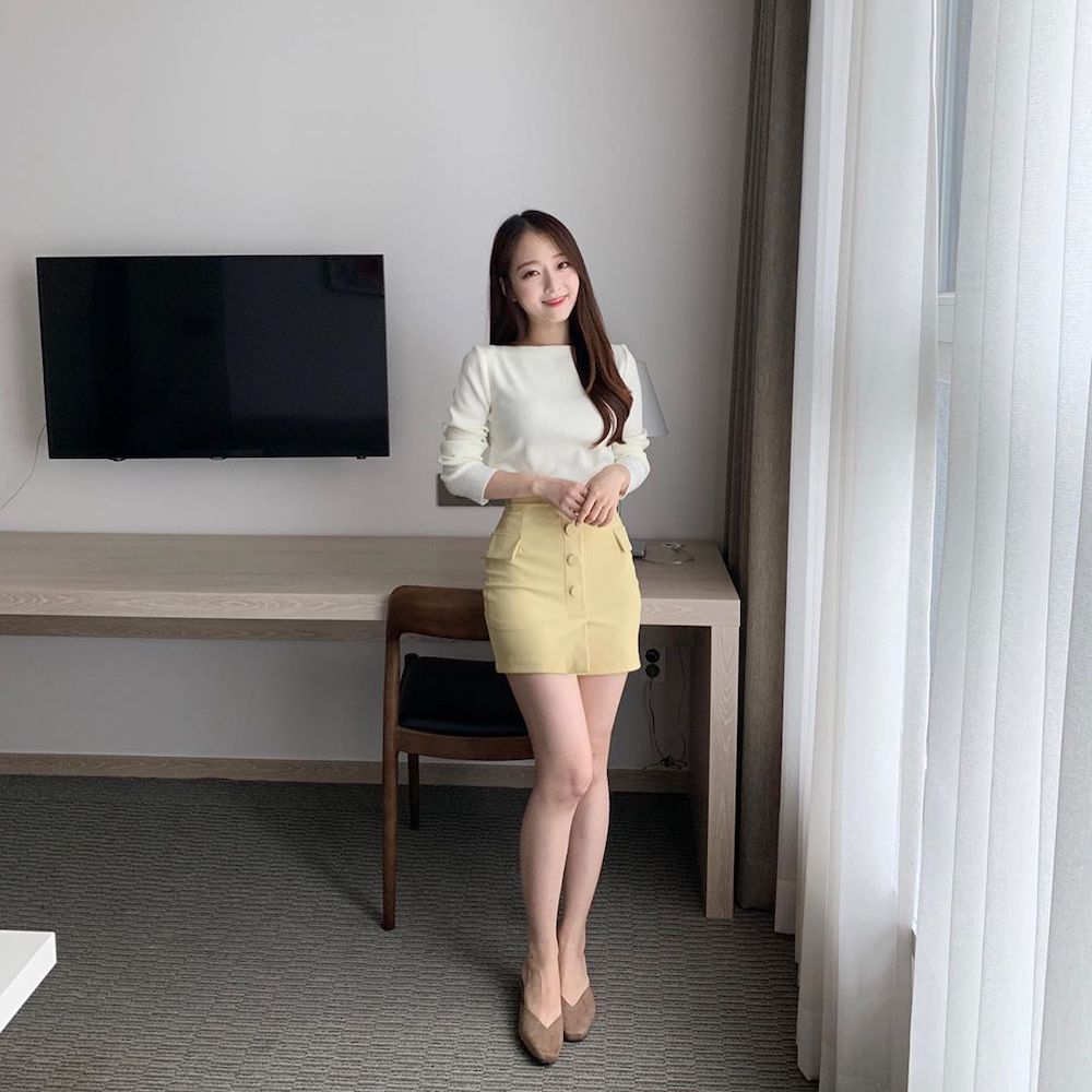 路邊捕捉「超白嫩OL姊姊」美腿視角充滿魔力！當街秀一波「迷人小蠻腰」視覺太誘惑&#8230;.