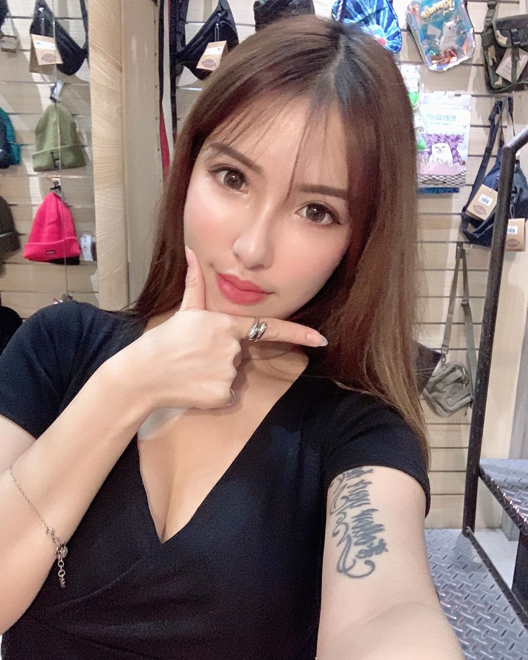 性感小宅妹「Nancy韓智恩」爆乳背心打遊戲，出門變身霸道女總裁「美胸長腿」超殺！