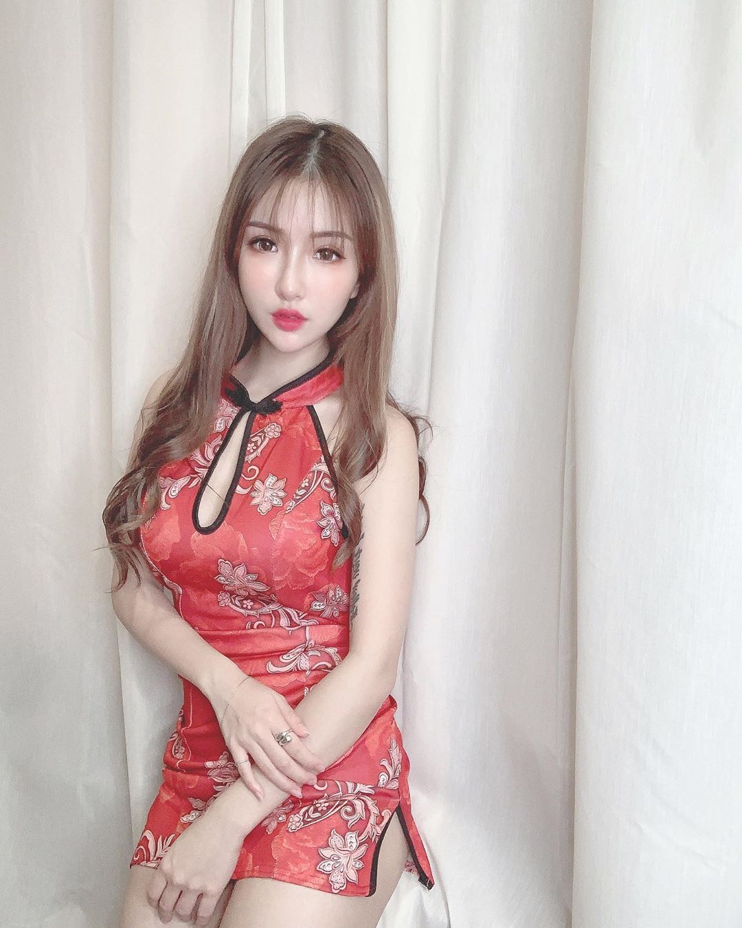 性感小宅妹「Nancy韓智恩」爆乳背心打遊戲，出門變身霸道女總裁「美胸長腿」超殺！