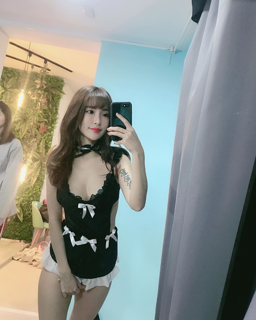 性感小宅妹「Nancy韓智恩」爆乳背心打遊戲，出門變身霸道女總裁「美胸長腿」超殺！