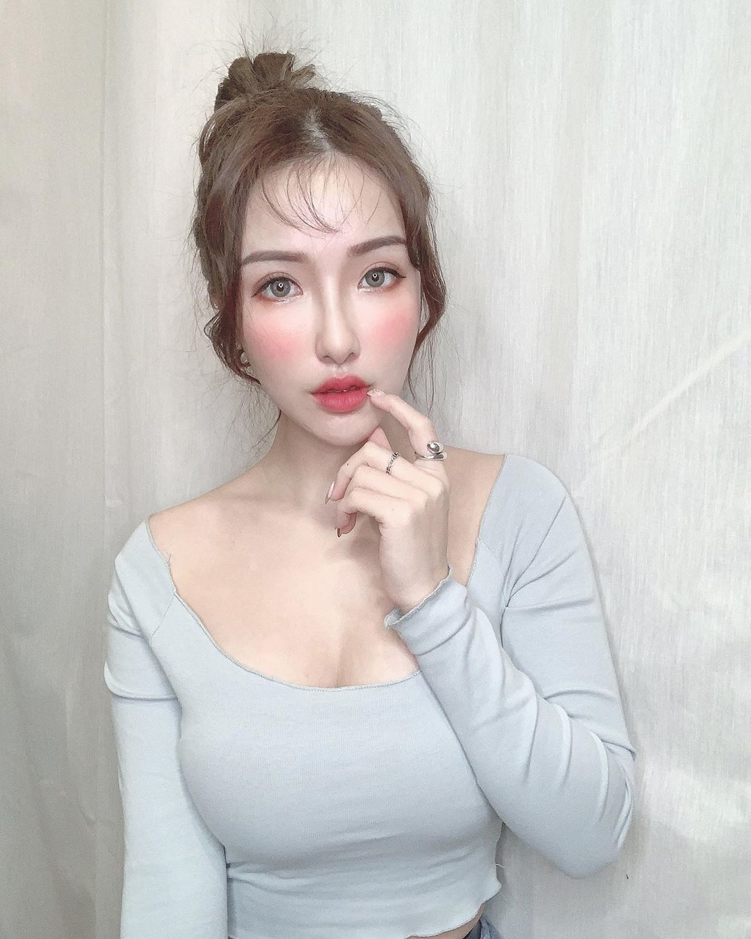 性感小宅妹「Nancy韓智恩」爆乳背心打遊戲，出門變身霸道女總裁「美胸長腿」超殺！