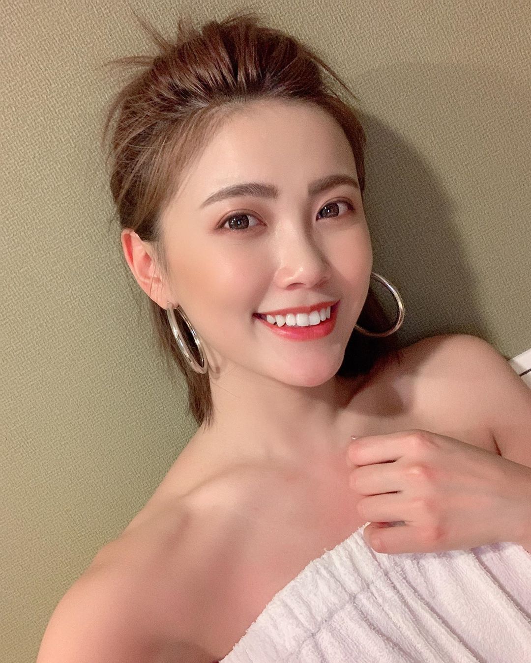 這位美女旅遊好像都是在吃 簡晞庭 - 美女圖 -