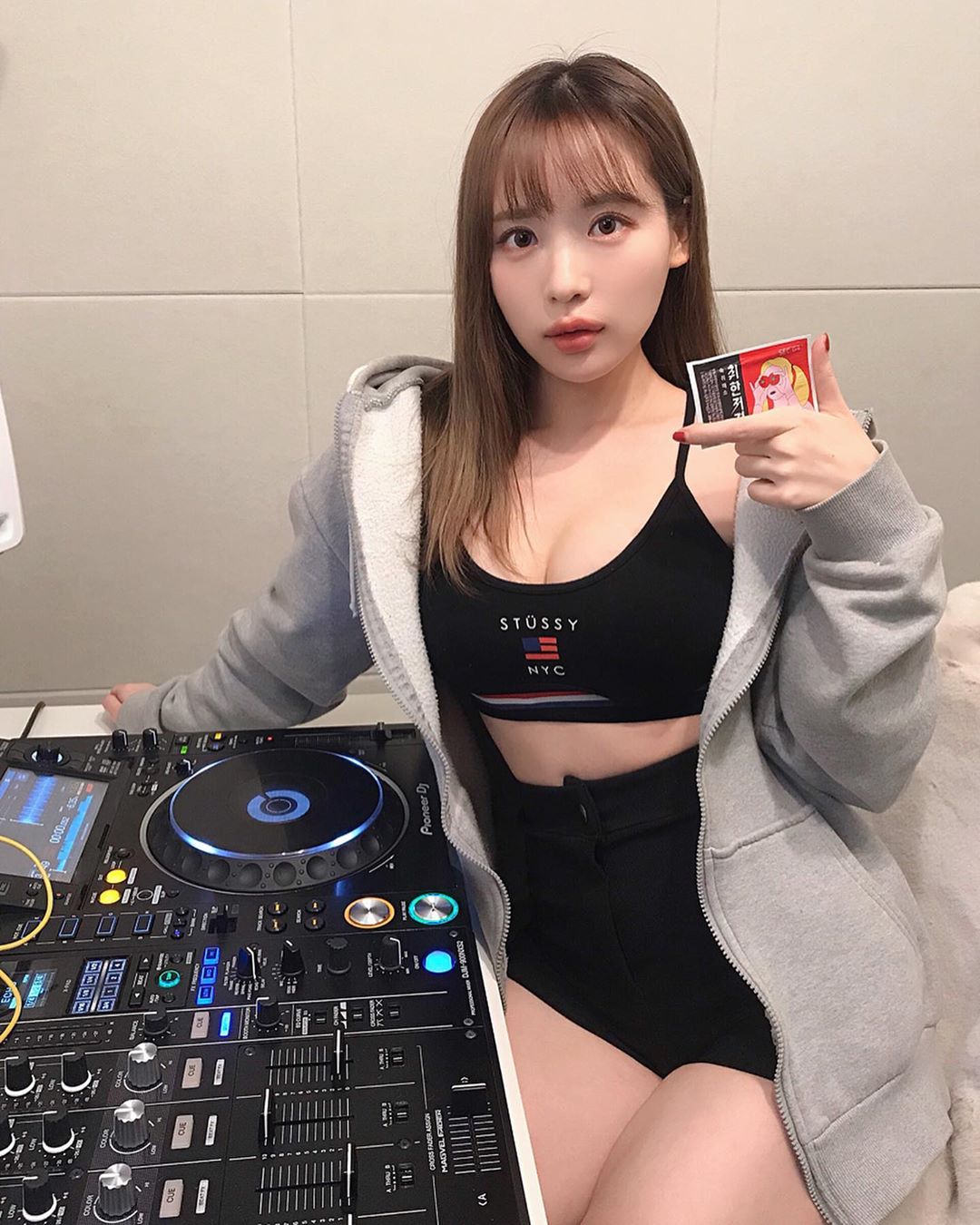 爆乳吃貨DJ「모찌」深溝刷盤動次動次！超激烈「乳球狂搖」晃到畫面無法對焦