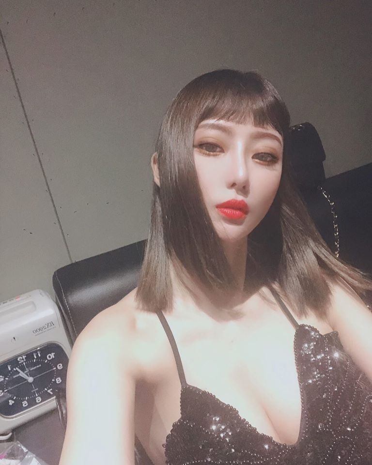 被辣到！高冷厭世正妹DJ「大丁」性感出沒 吊帶襪短裙學生妹讓網友直呼：受不了