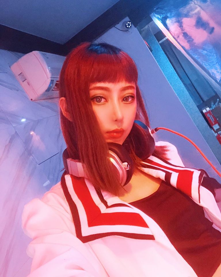 被辣到！高冷厭世正妹DJ「大丁」性感出沒 吊帶襪短裙學生妹讓網友直呼：受不了