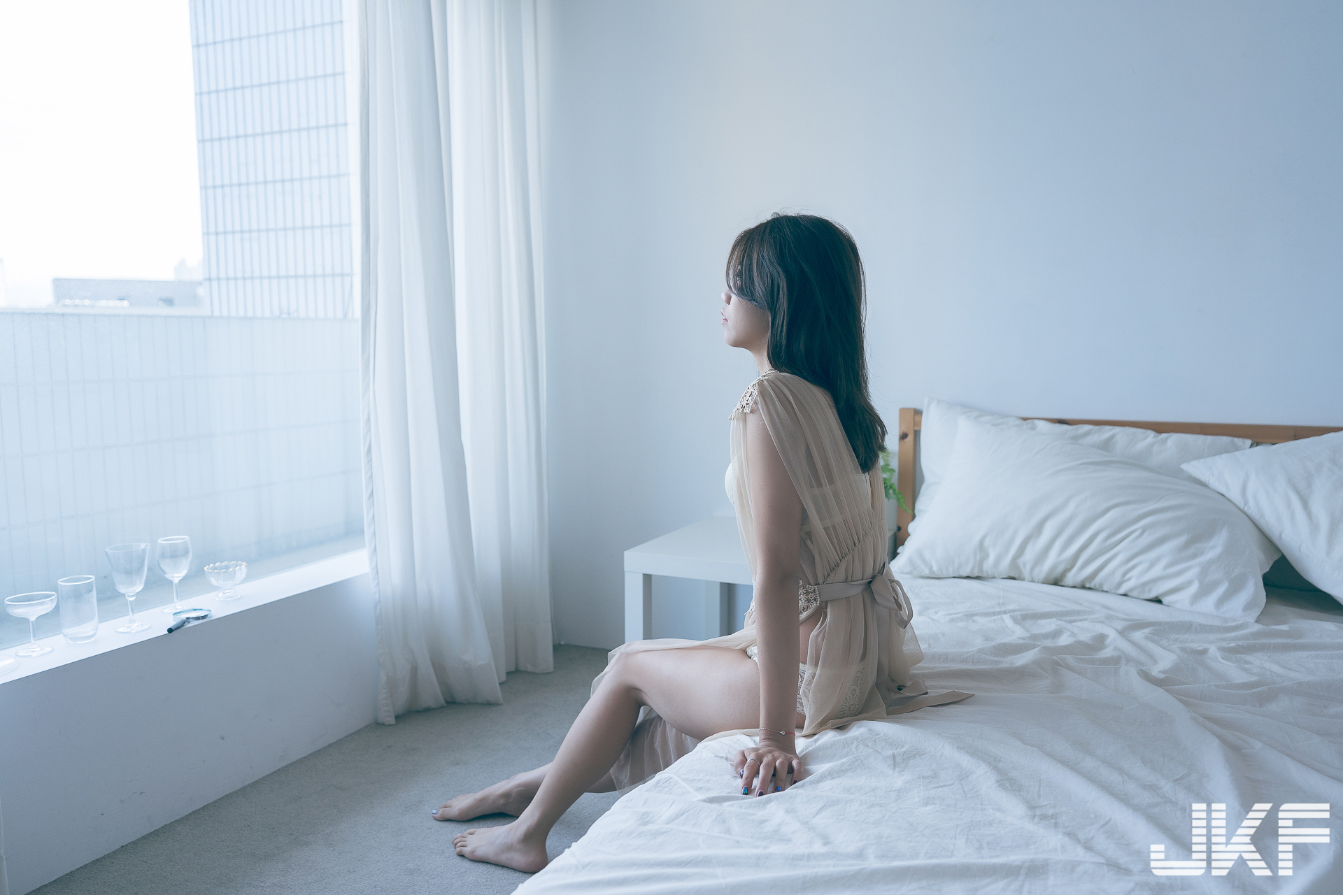 白皙肌膚的電眼美少女「伊芙蝶」細膩的情慾流露時在扛不住…