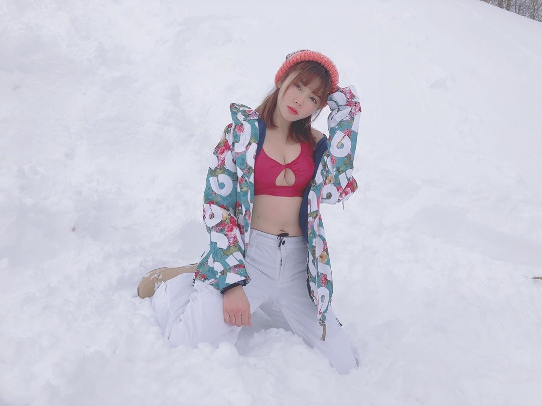 台灣女星成語蕎滑雪除外套 冰天雪地野外露出 - 美女圖 -