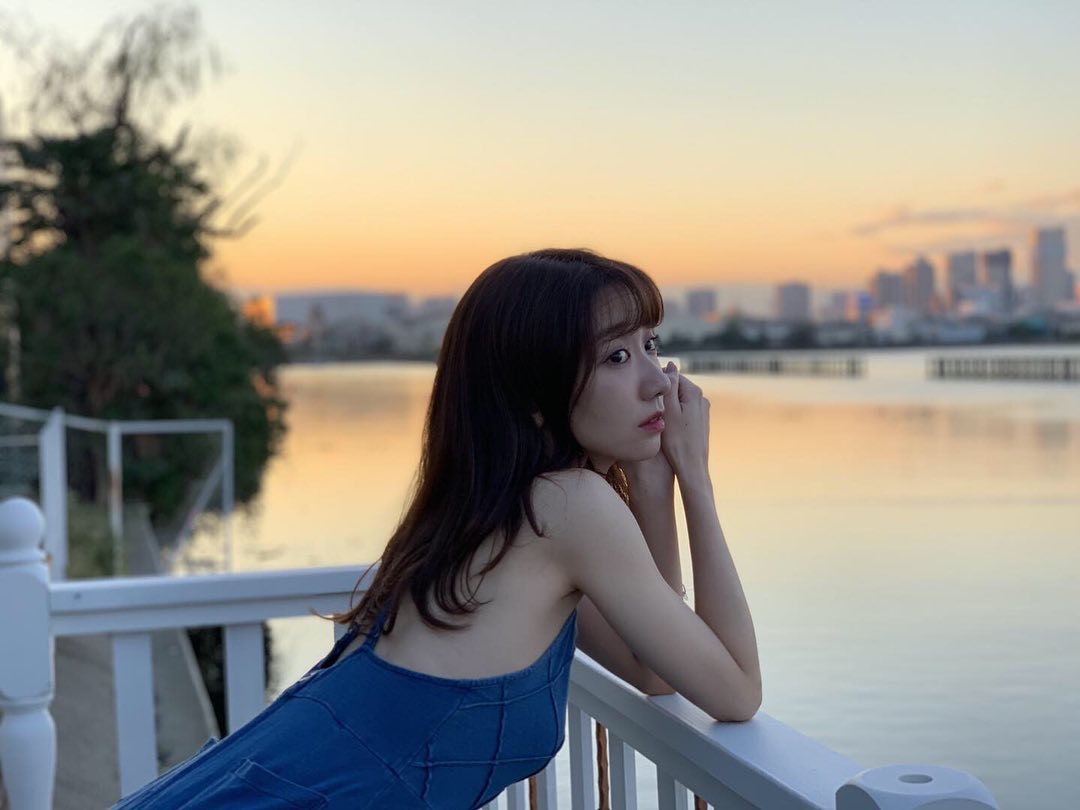 色氣女孩最可愛！AKB48柏木由紀「靠窗脫衣大解放」飽滿雪乳滑出來　拍攝角度超邪惡　