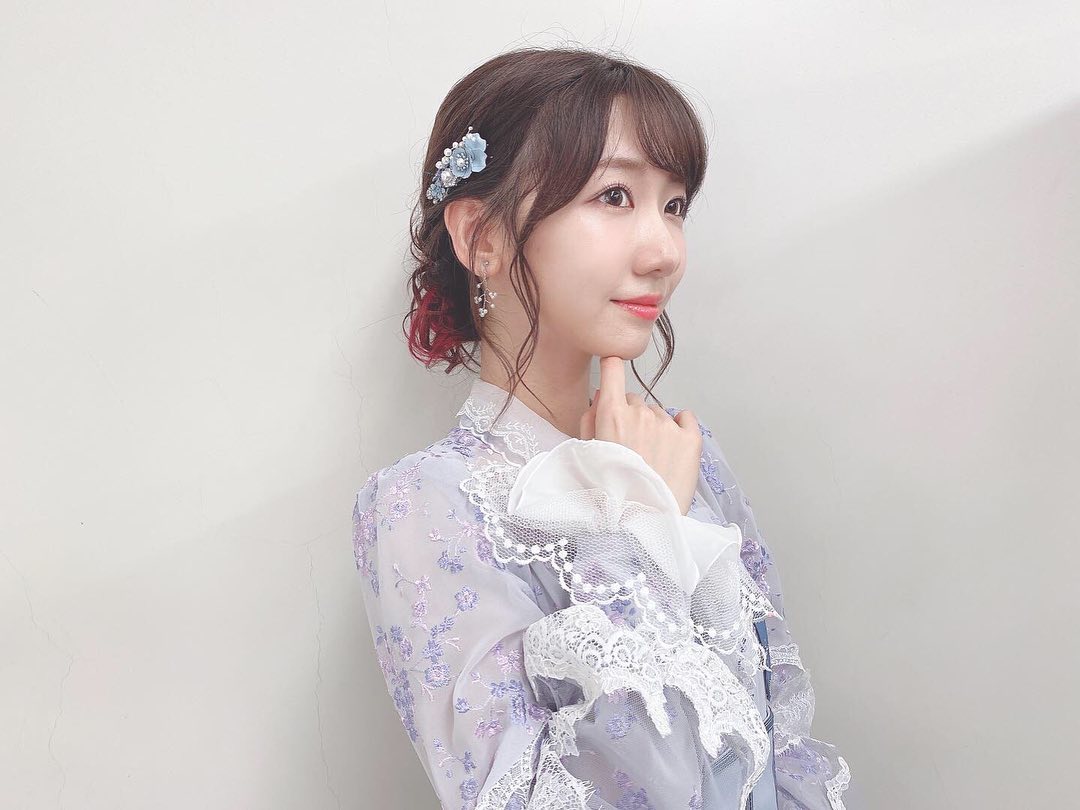 色氣女孩最可愛！AKB48柏木由紀「靠窗脫衣大解放」飽滿雪乳滑出來　拍攝角度超邪惡　