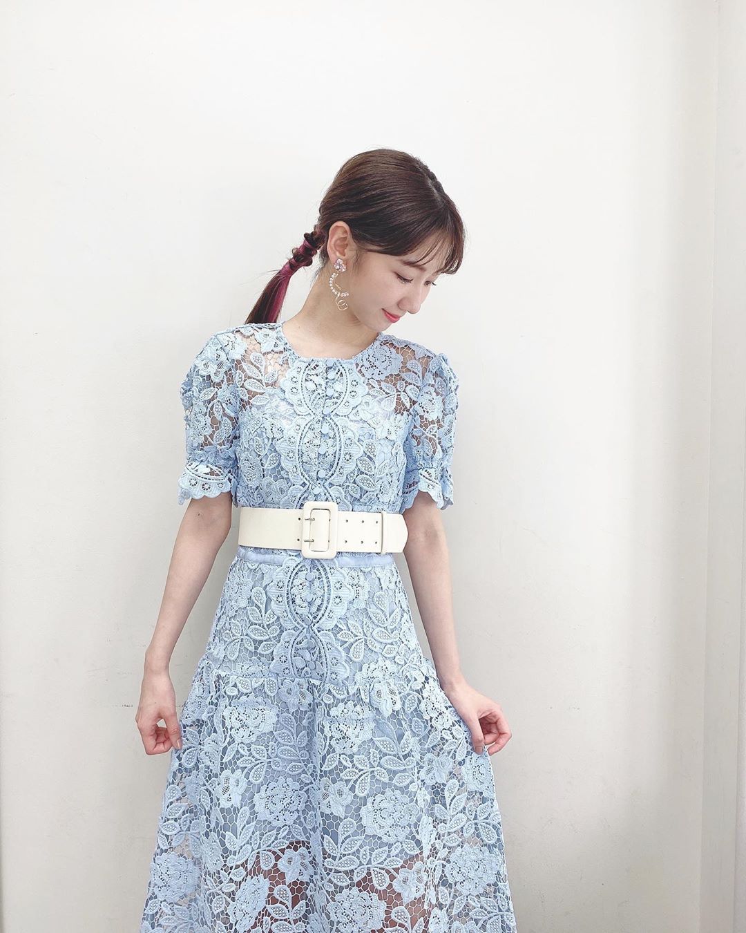 色氣女孩最可愛！AKB48柏木由紀「靠窗脫衣大解放」飽滿雪乳滑出來　拍攝角度超邪惡　