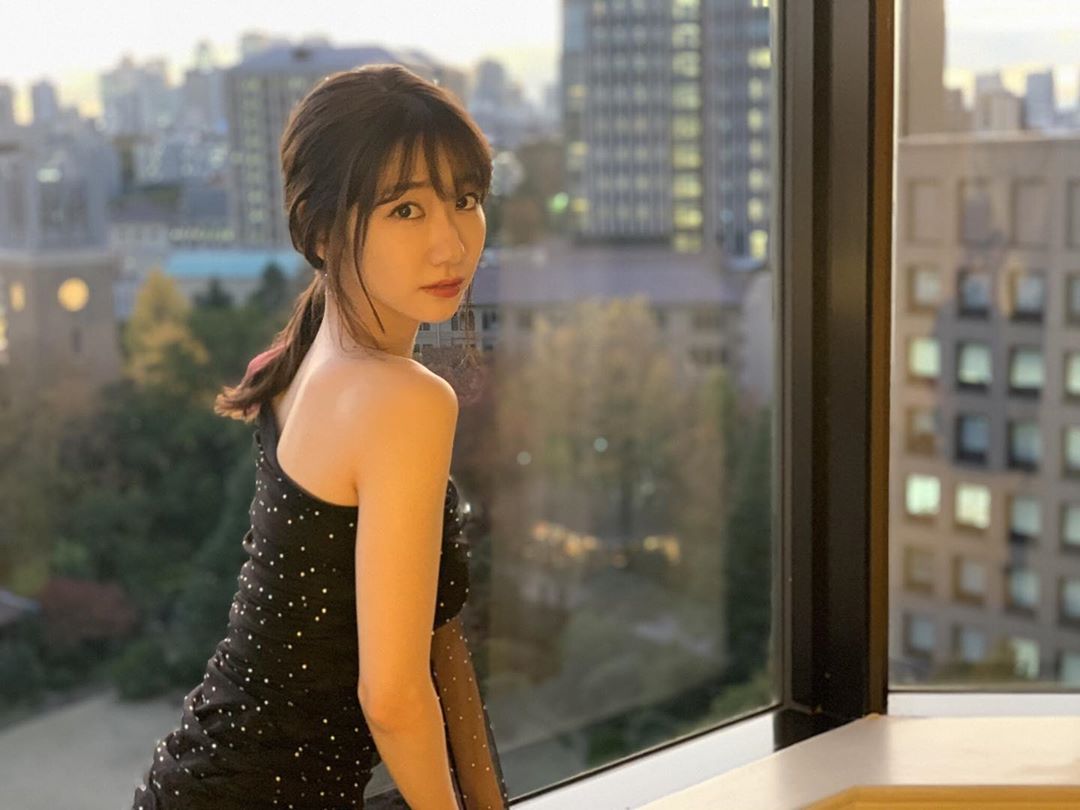 色氣女孩最可愛！AKB48柏木由紀「靠窗脫衣大解放」飽滿雪乳滑出來　拍攝角度超邪惡　