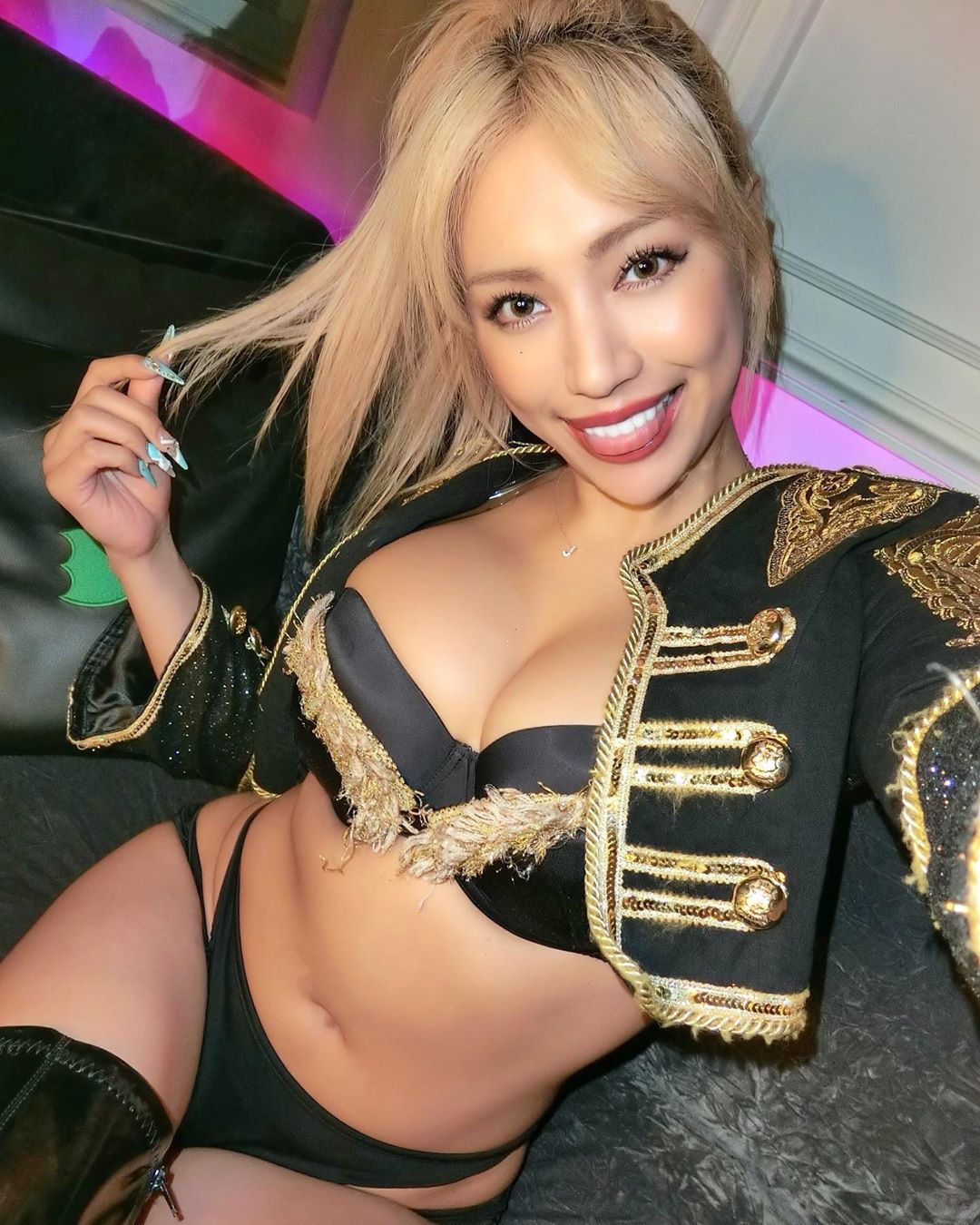 日本的爆乳小惡魔！挺「巨乳沐浴」也不怕人看，超窈窕豐滿曲線誰受得了！