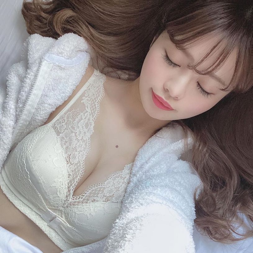 日本超正氣質「網拍老闆娘」，拍攝時低胸造型「酥胸好誘人」！