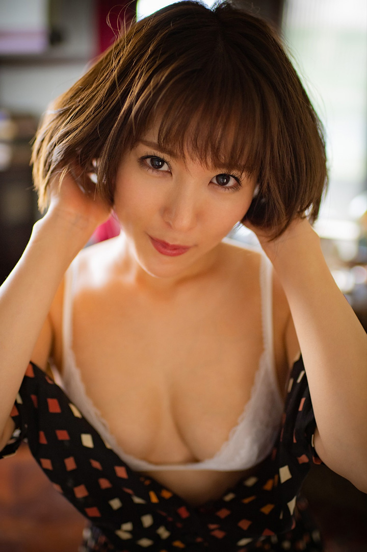 【6upoker】日本第一寫真偶像冠軍！超性感短髮御姐「朝比奈祐未」脫衣慶祝