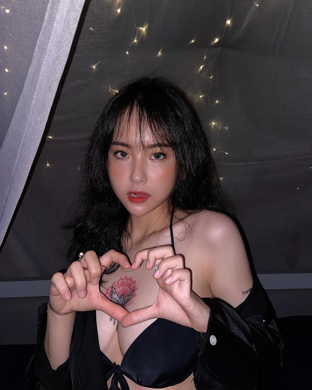 18歲巨乳小美女「Nhã Trân 」奶奶中心刺青超性感，兇猛尺寸發育完全！