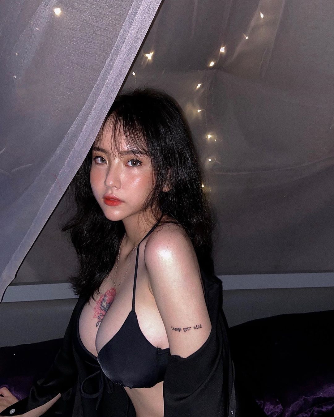 18歲巨乳小美女「Nhã Trân 」奶奶中心刺青超性感，兇猛尺寸發育完全！