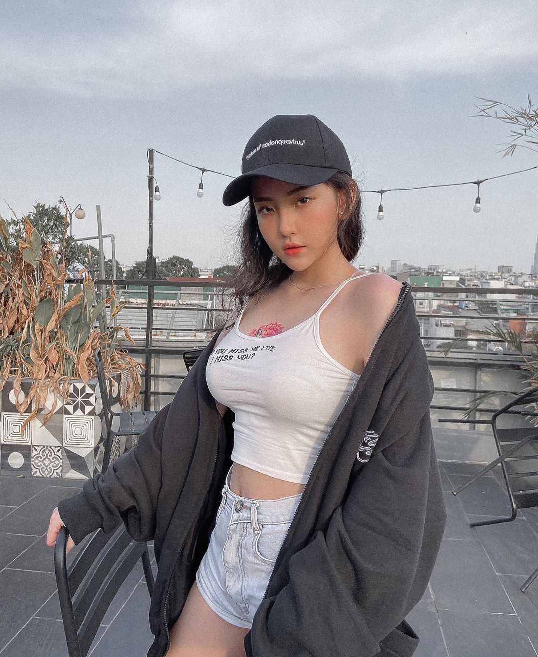 18歲巨乳小美女「Nhã Trân 」奶奶中心刺青超性感，兇猛尺寸發育完全！