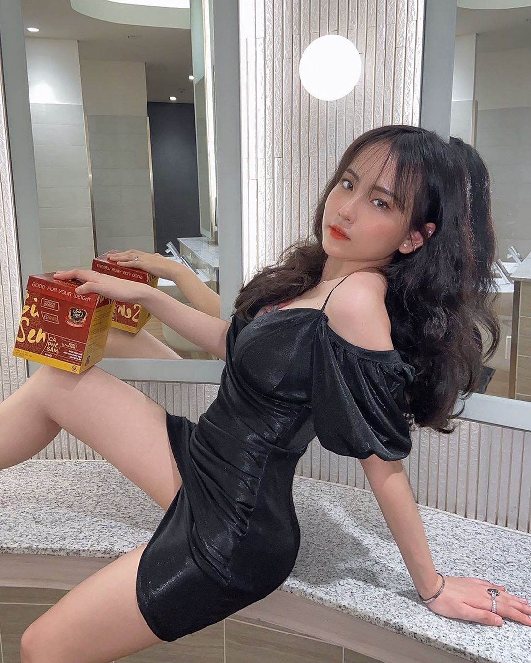 18歲巨乳小美女「Nhã Trân 」奶奶中心刺青超性感，兇猛尺寸發育完全！