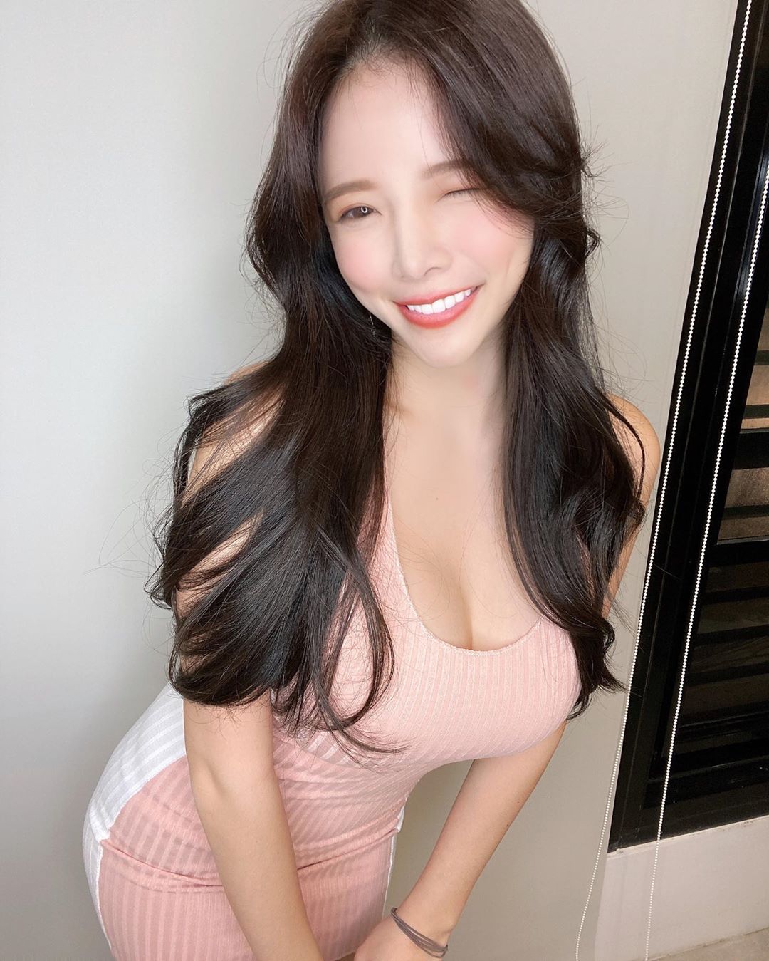 全亞洲最胸DJ「藍星蕾」巨乳視角引人遐想！不科學「渾圓奶球」衣服完全包不住