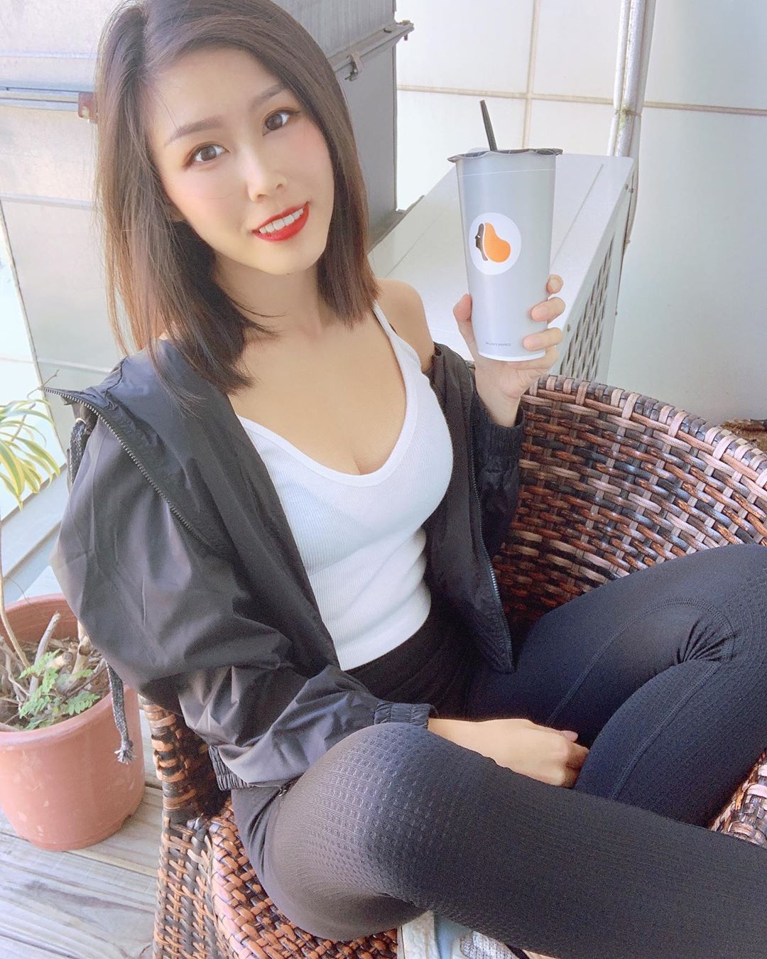 正能量爆表！人氣健妞「Vivian Hou」清甜笑容太迷人，邪惡的飽滿雙峰更振奮人心！