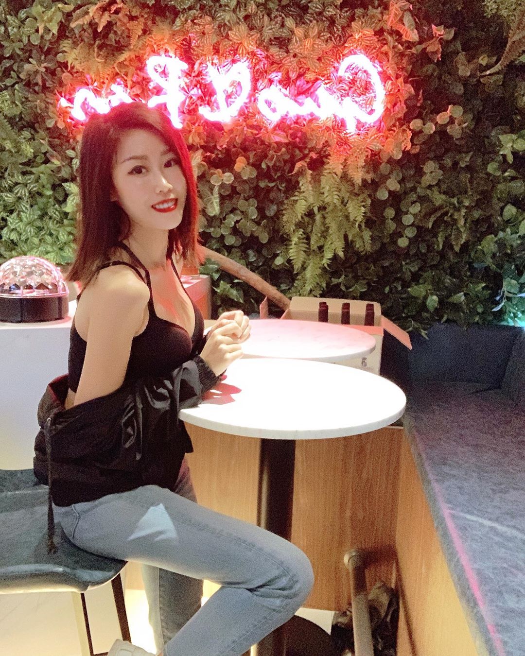 正能量爆表！人氣健妞「Vivian Hou」清甜笑容太迷人，邪惡的飽滿雙峰更振奮人心！