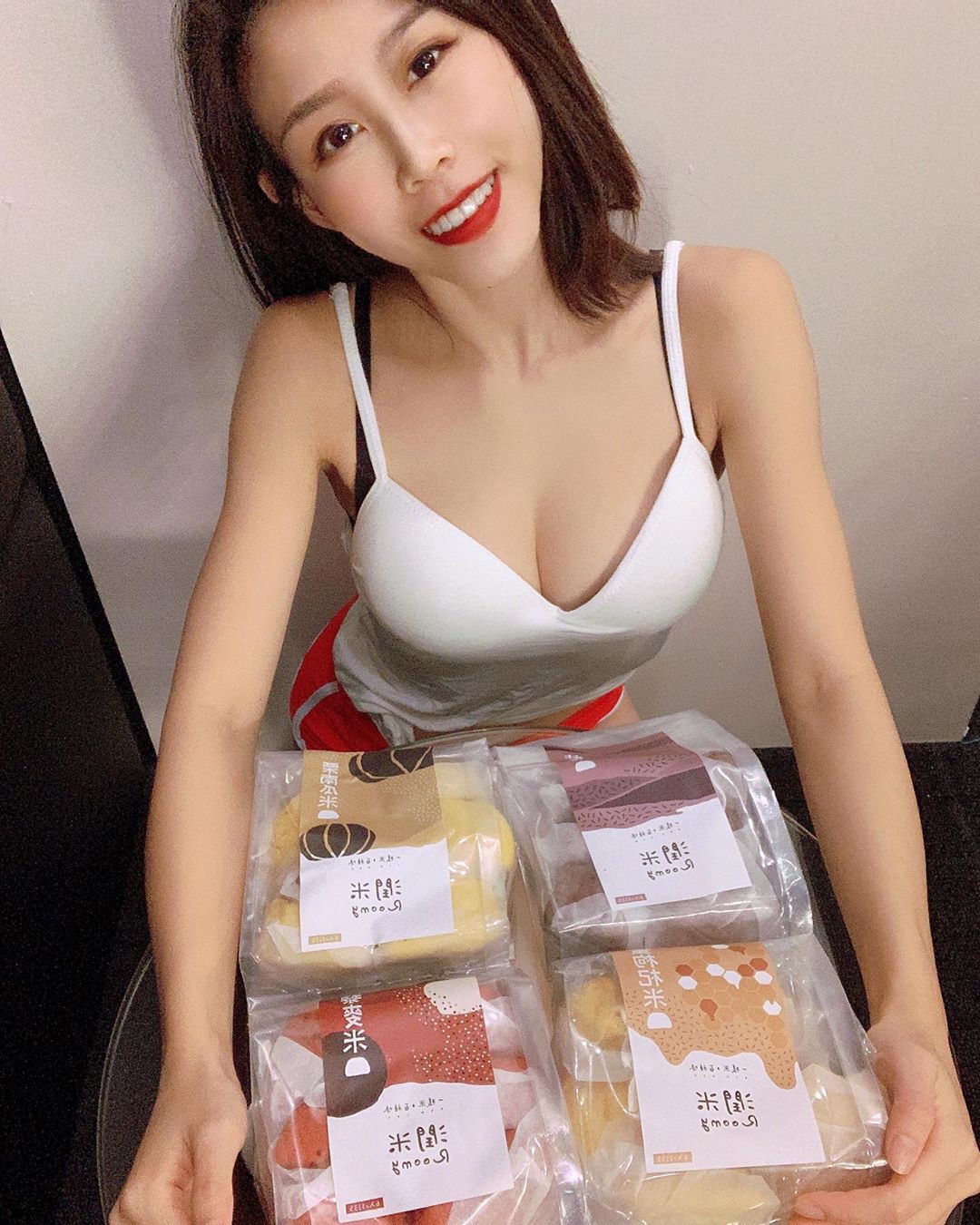 正能量爆表！人氣健妞「Vivian Hou」清甜笑容太迷人，邪惡的飽滿雙峰更振奮人心！