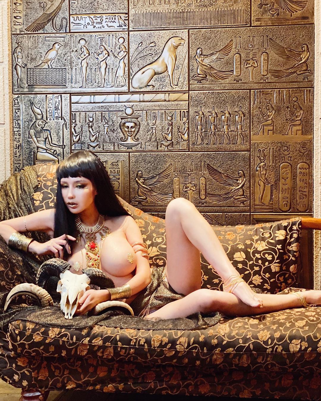 不能去埃及就來看「巨乳埃及豔后」！話題女王辛尤里上空展現女體之美