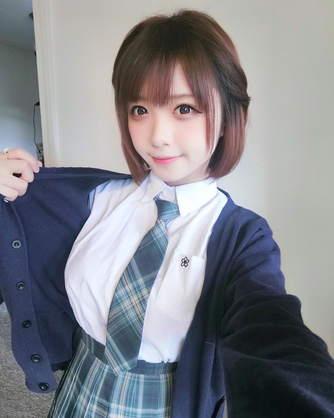 最強隱乳！激萌電眼學生妹「Borusushi」制服下隱藏超完美胸型　讓人充滿遐想啊