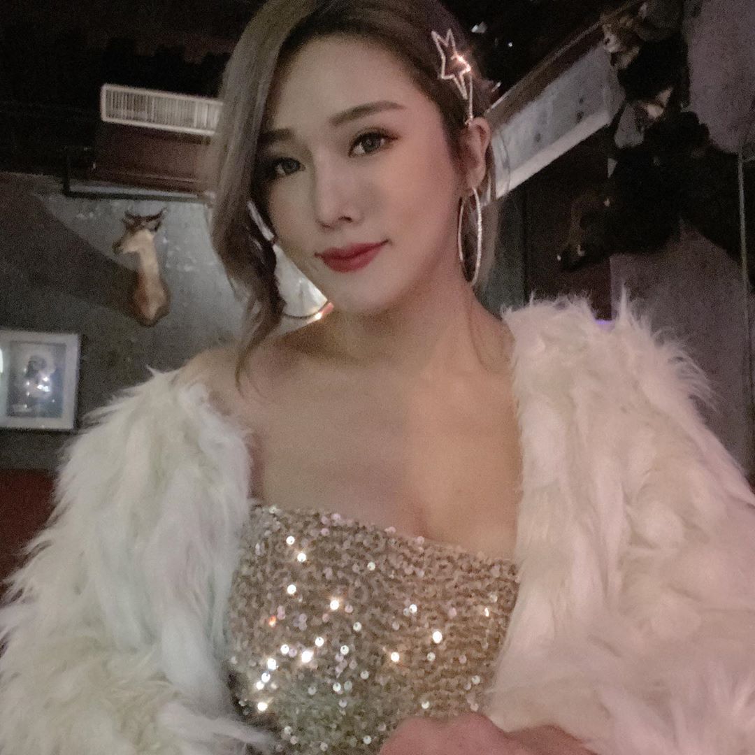 最性感馬祖婆？超正女DJ「Victoria」西裝下身材辣到爆，好想靠近看清楚一點！