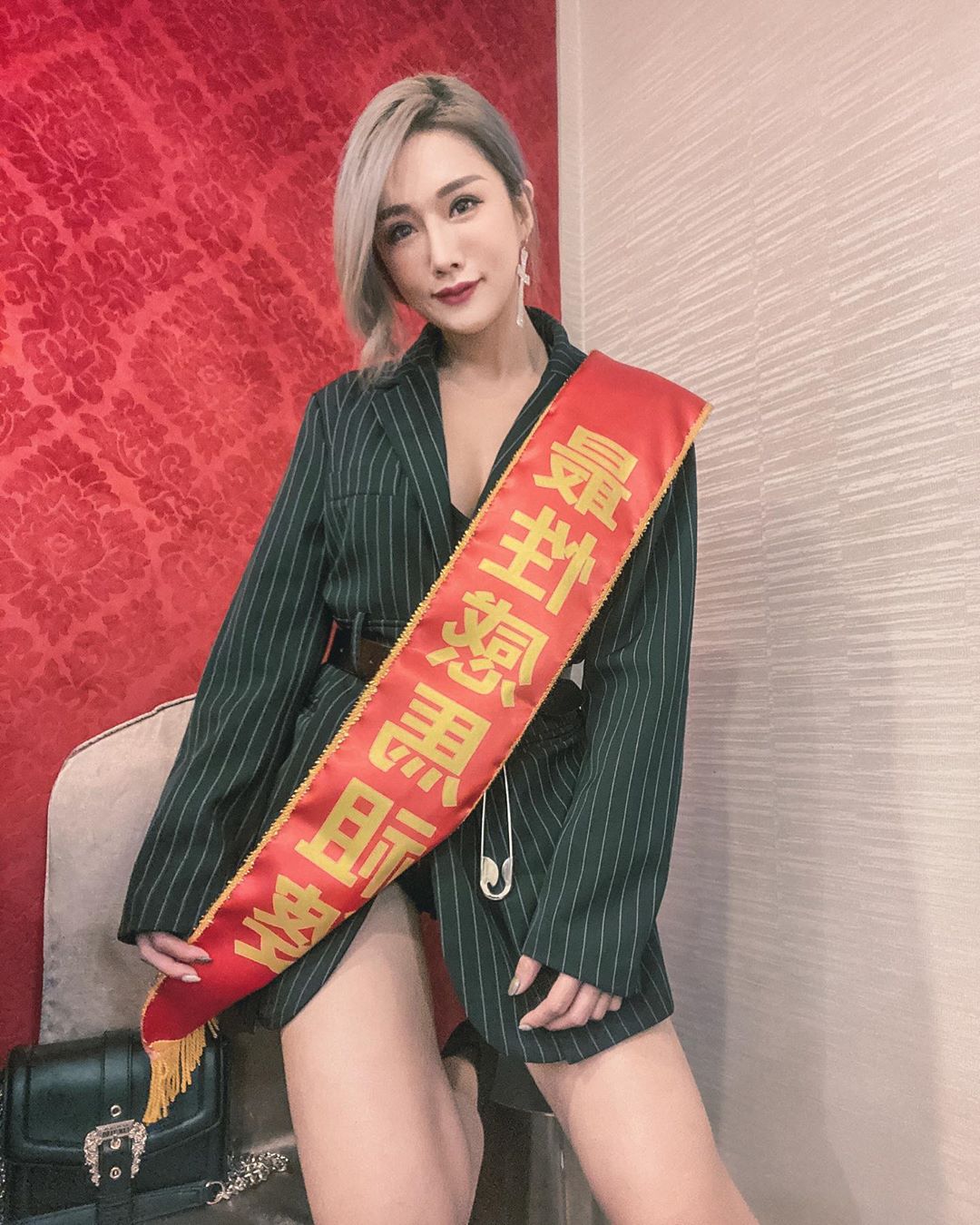 最性感馬祖婆？超正女DJ「Victoria」西裝下身材辣到爆，好想靠近看清楚一點！