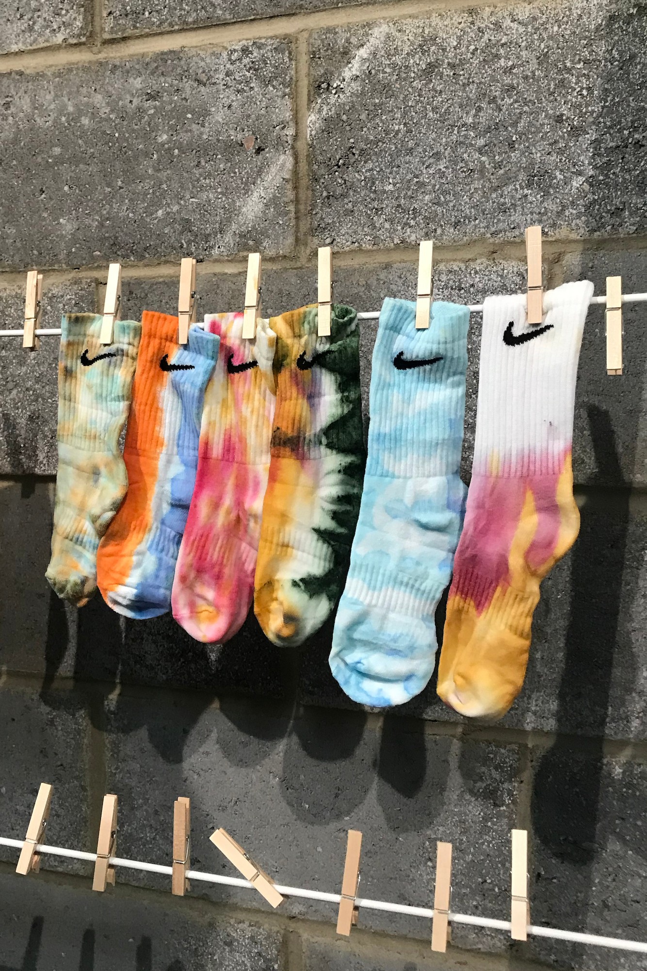 https___hypebeast.com_wp-content_blogs.dir_6_files_2020_03_how-to-tie-dye-socks-.jpg