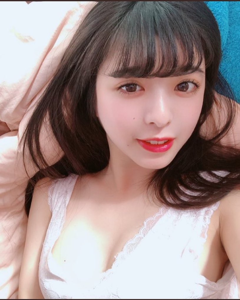 150甜美小隻馬「暗藏洶湧乳量」，平口低胸畫面「雪乳現出」！