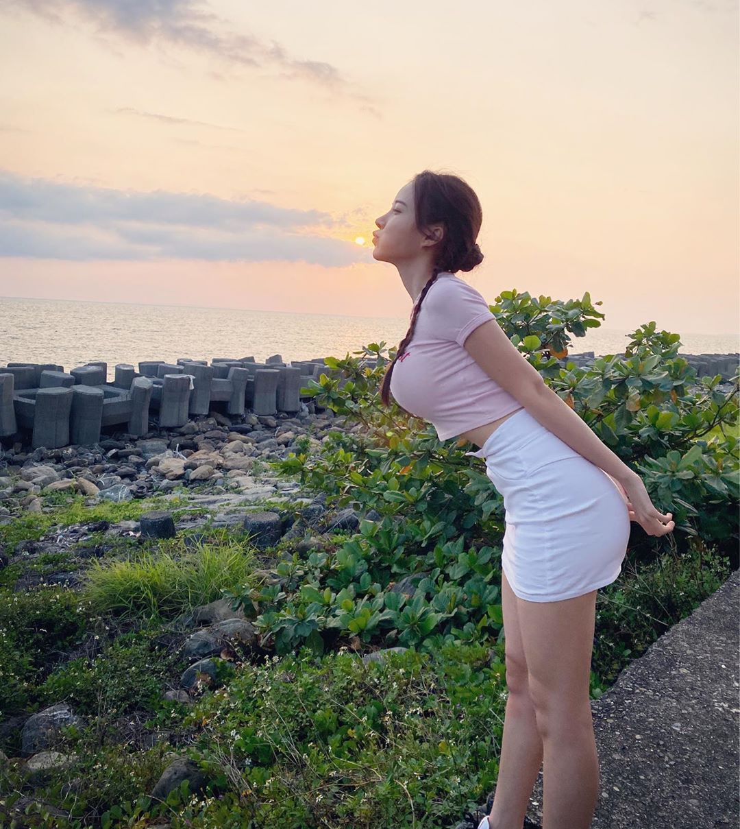 甜美正妹「Amber Na」海邊親吻夕陽，超浪漫可愛少女心讓人好想戀愛！