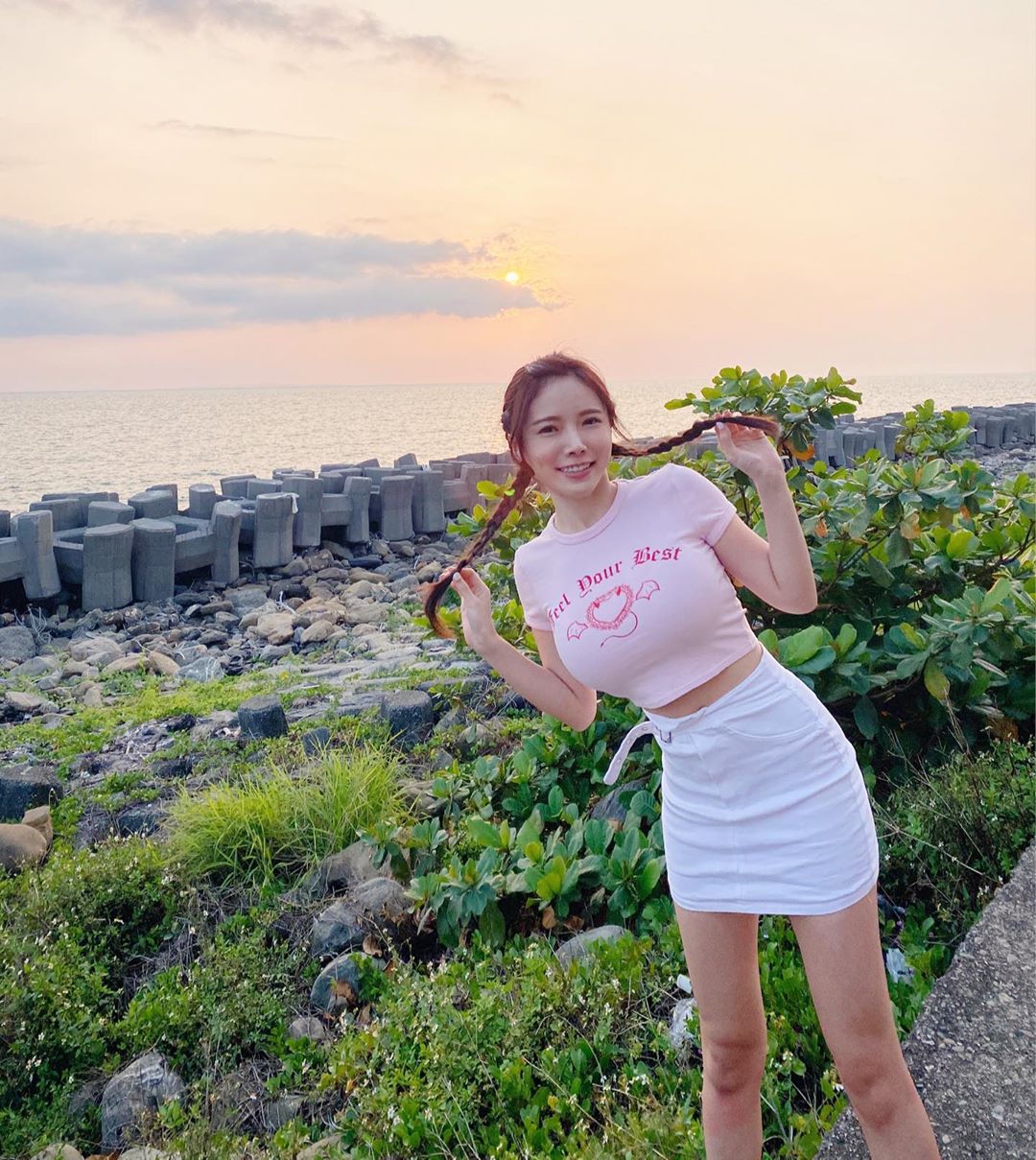 甜美正妹「Amber Na」海邊親吻夕陽，超浪漫可愛少女心讓人好想戀愛！