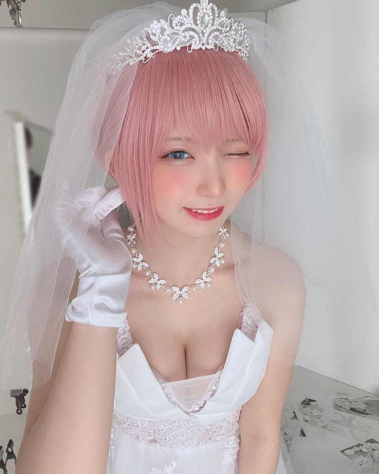 甜美小隻馬櫻花妹「Enako」斜背包勒出完美胸型！原來還是知名coser，各種「爆乳服裝」&#8230;