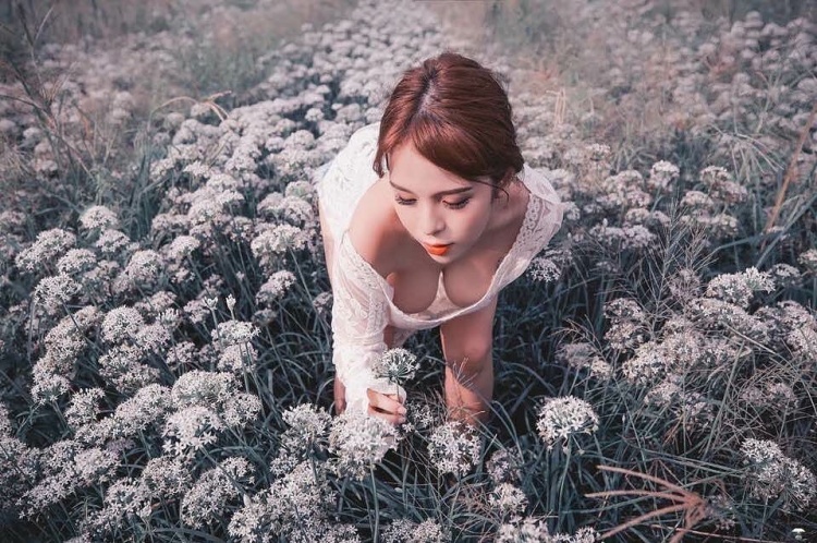 香菱低頭賞花...我忽然想吃木瓜惹! - 美女圖 -