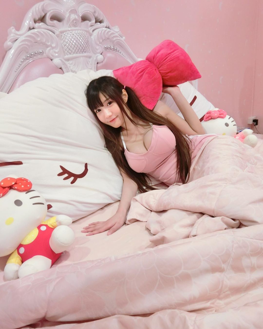 泰國大奶美少女最愛「爆乳穿搭」！上圍過度渾圓衣服撐得好辛苦！