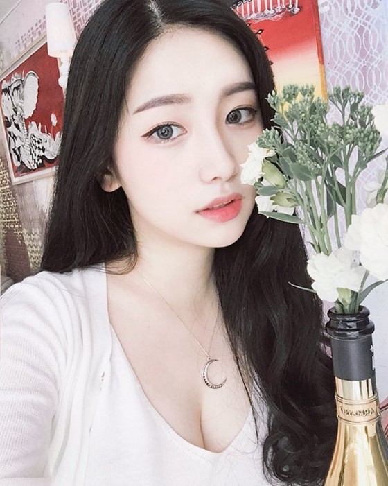 雖然不是明星但肯定很得民心！這位就讀政治系的胸狠正妹..身材已經先違法了吧！ - 亞洲美女 -