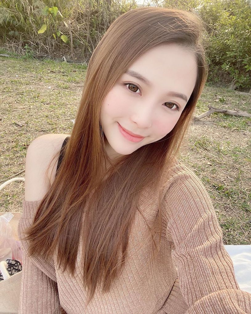 正妹「張若錡」叫外送時美乳放上桌，緊身衣讓「凹凸胸型」好明顯！