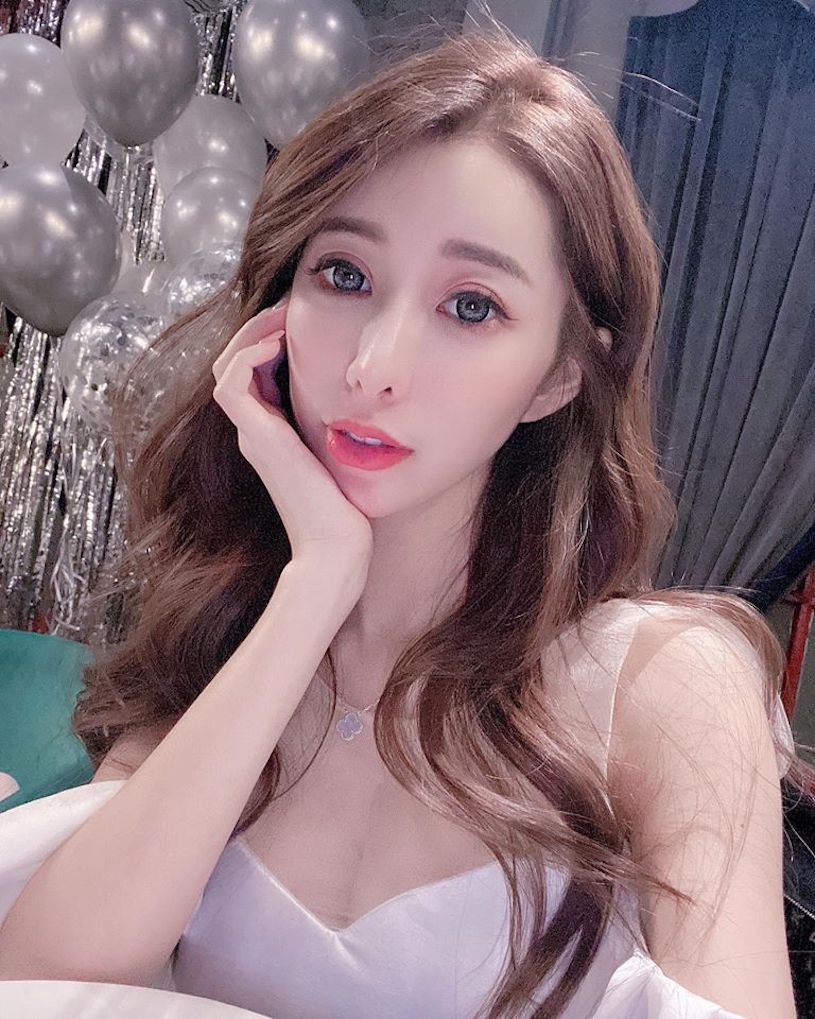 甜心DJ「Ivy」涼涼天氣露出辣腿，往上看還有「超深長事業線」！