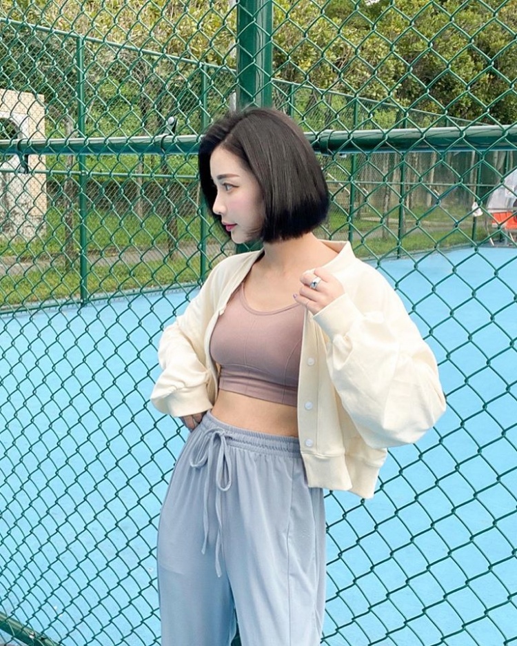 鬥牛打到一半...她來報隊可以嗎? - 美女圖 -