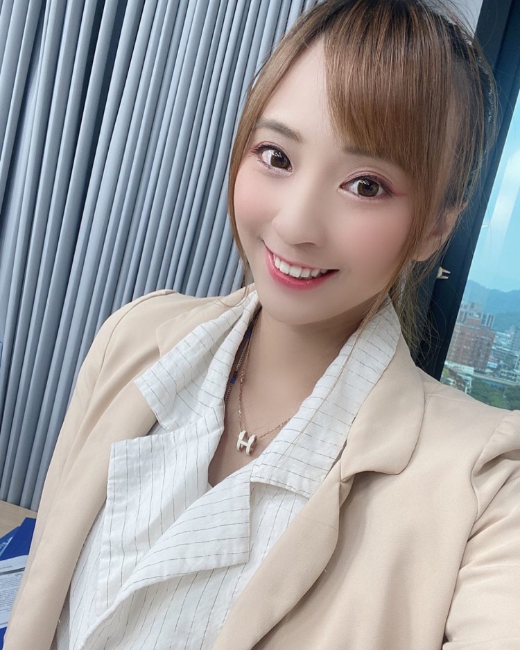 大家都在問這位女主持是誰?終於神到啦! - 美女圖 -