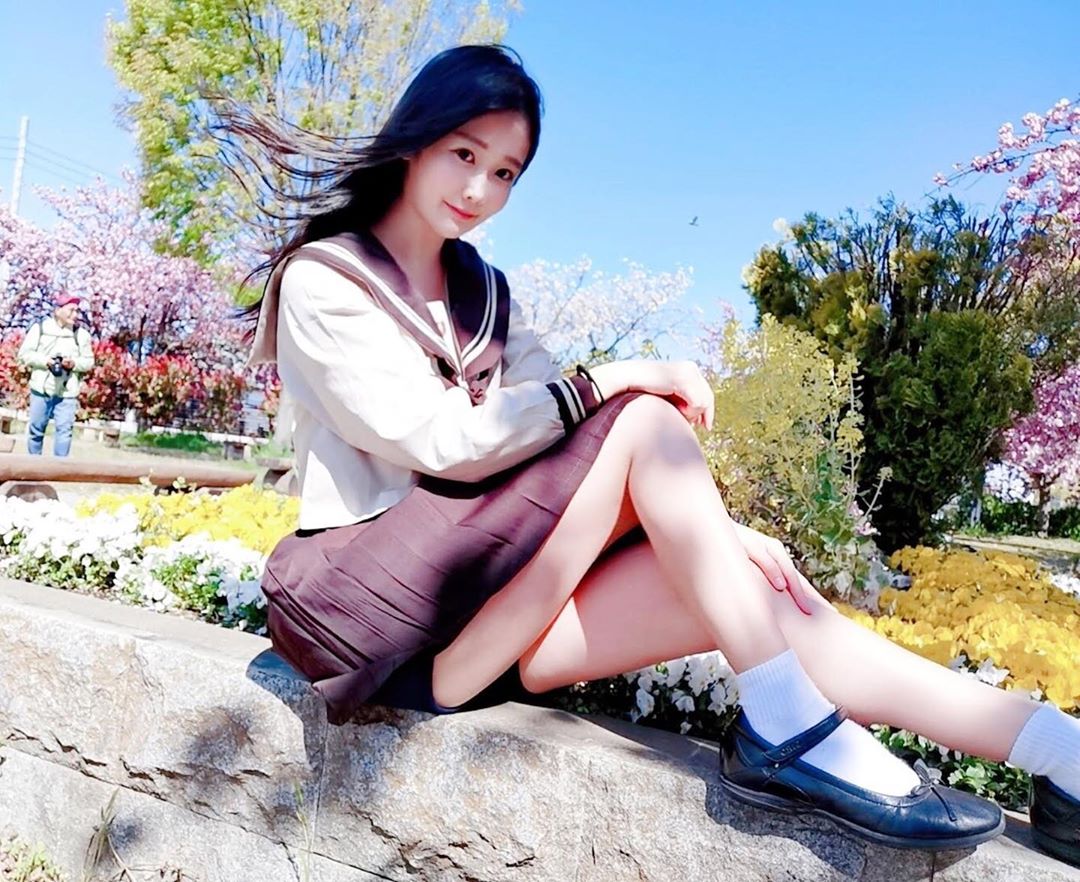 兼具可愛與性感「巨乳版哆啦A夢」邪惡視角深溝盡露　修長「白皙嫩腿」露到根部