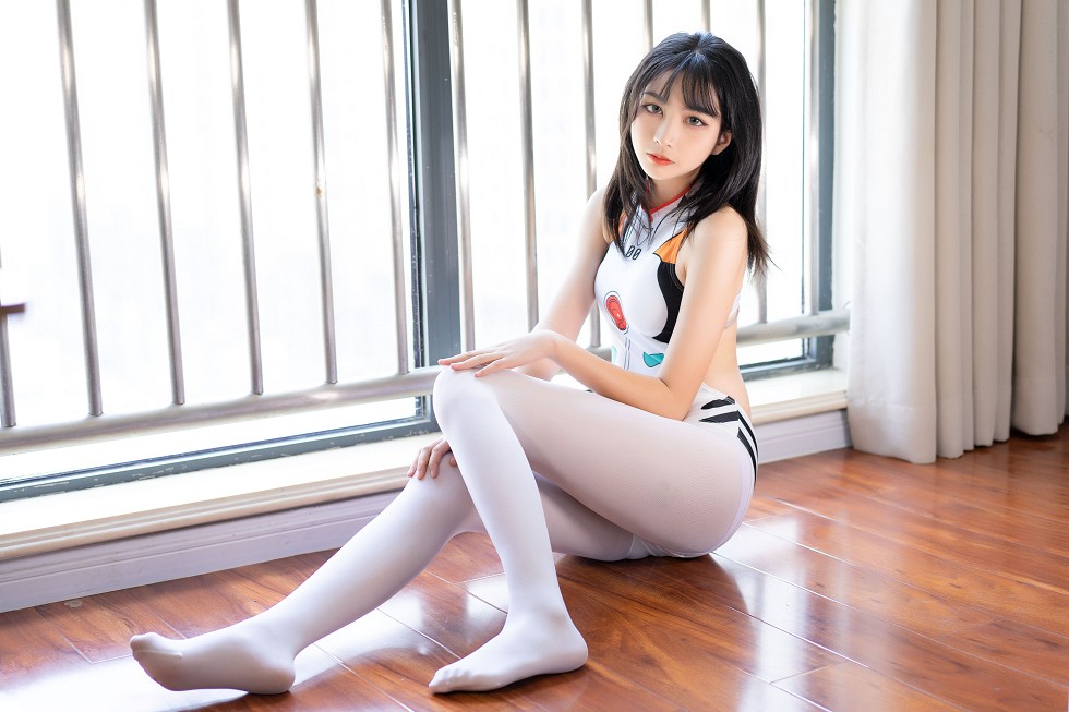 白色高叉連體衣美女居家私房性感白絲褲襪秀完美身材誘惑寫真 - 貼圖 - 清涼寫真 -