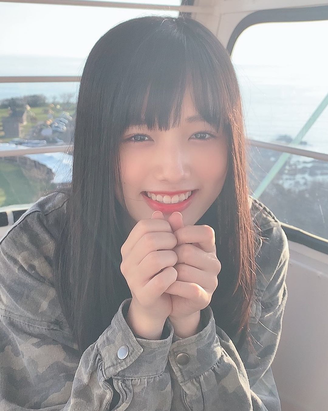 童顏巨乳美少女「安藤咲桜」自然笑顏透明感滿溢　上帝視角炸出「深邃人字溝」整個胸爆